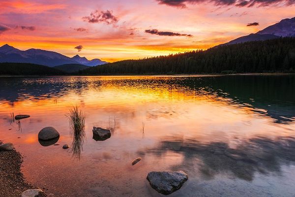 Bishop, Russ 아티스트의 Sunset at Patricia Lake-Jasper National Park-Alberta-Canada작품입니다.